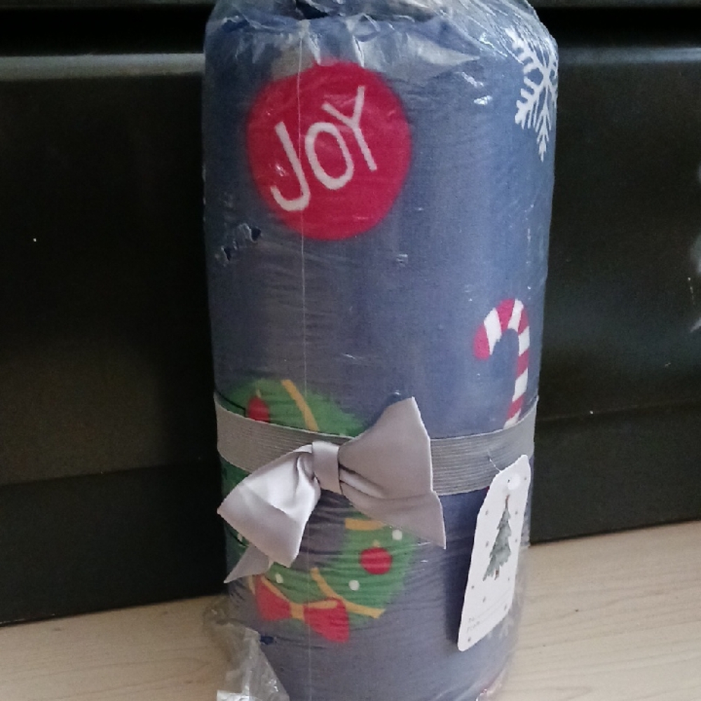 Festive Plush Christmas Throw With Holiday Motifs